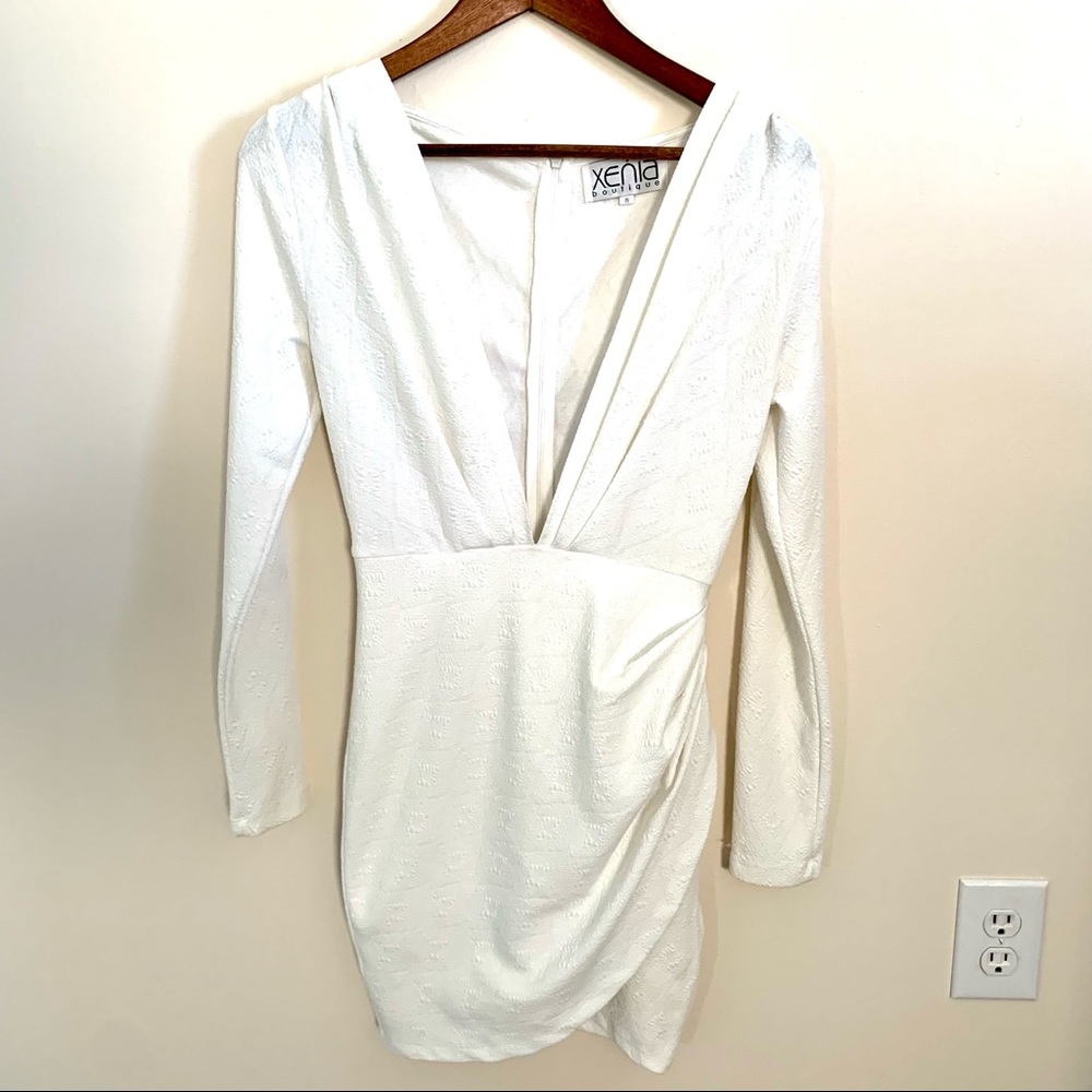 Xenia Boutique White Plunge-neck Fitted Dress